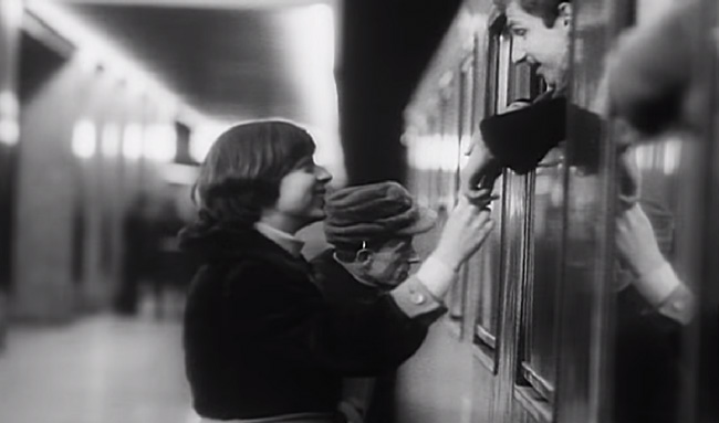 מתוך סרטו התיעודי של קז'ישטוף קישלובסקי תחנת רכבת (1980): זוג נפרד לשלום