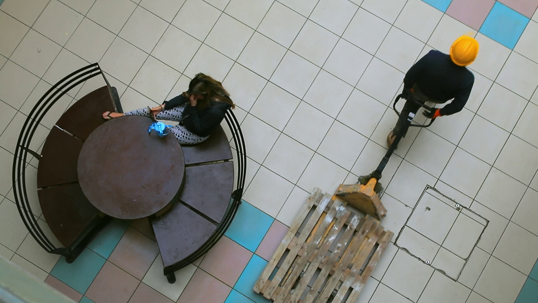 שני אנשים יגיעו עם בלונים