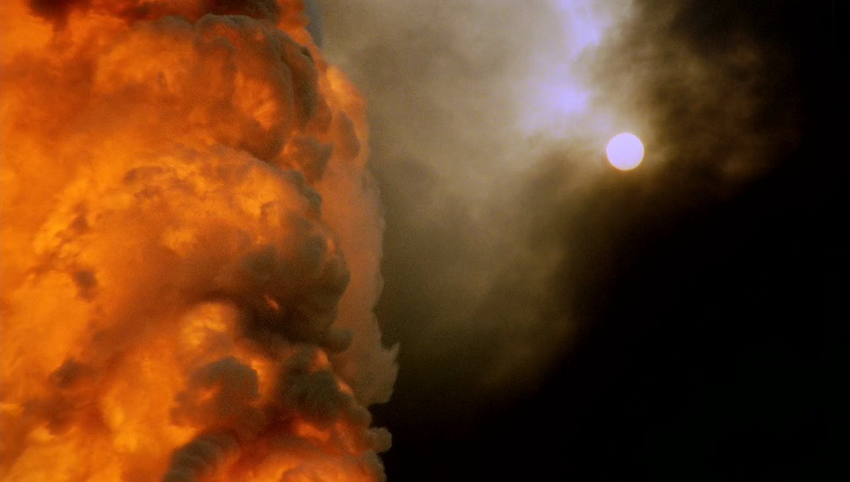 ״יש יופי מוזר בהרס מוחלט״. מתוך: Lessons of Darkness. באדיבות Werner Herzog Foundation ואריאל לאון איזקוביץ׳